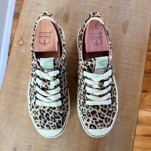 Cariuma OCA Low Leopard Print Sneakers Sz 8.5